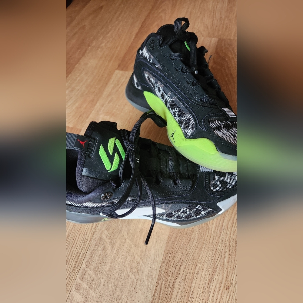 Boys size 5.5 Jordan gym shoes